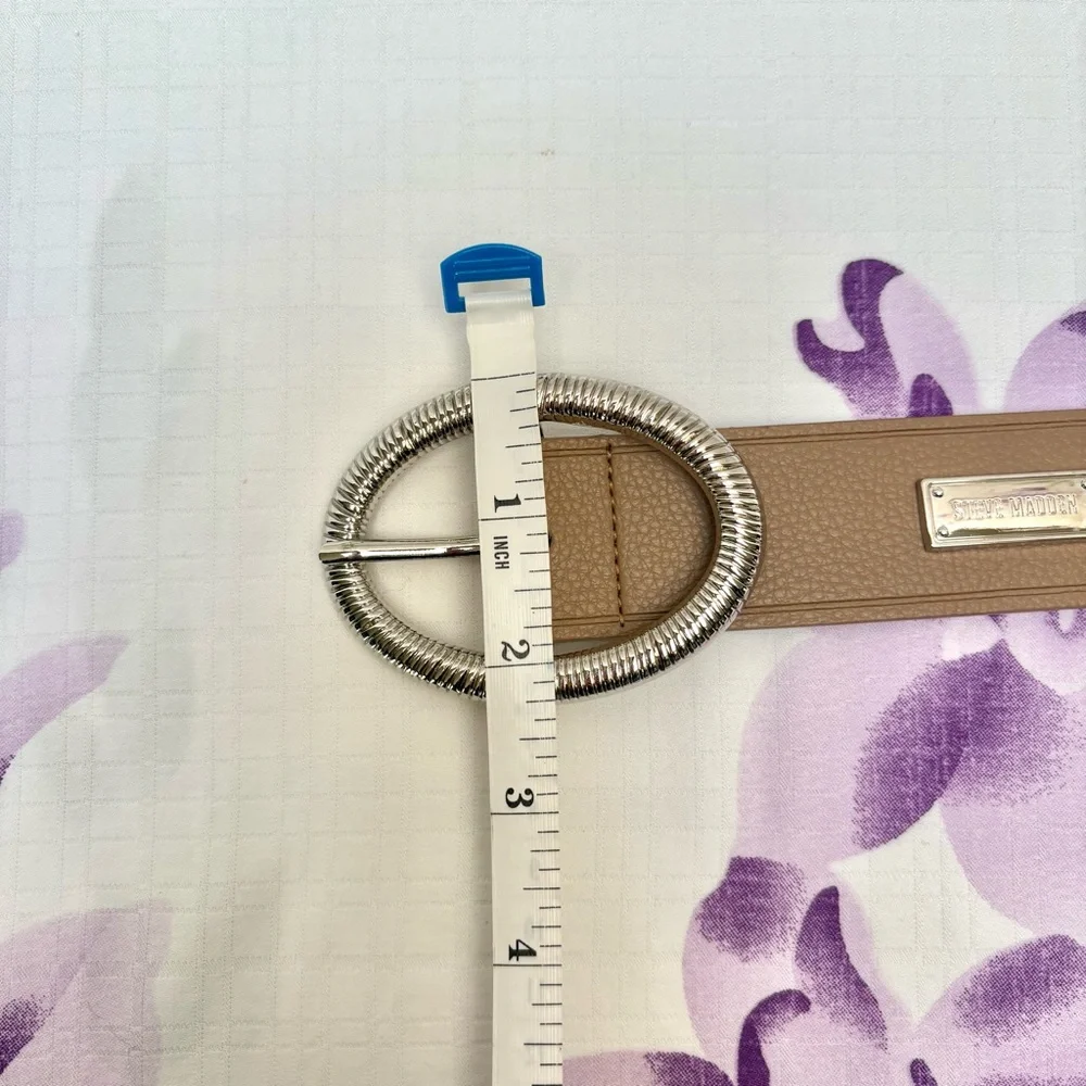 NEW Steve Madden Tan Faux Leather Large Oval Silver Buckle Belt Size Small - Picture 3 of 6